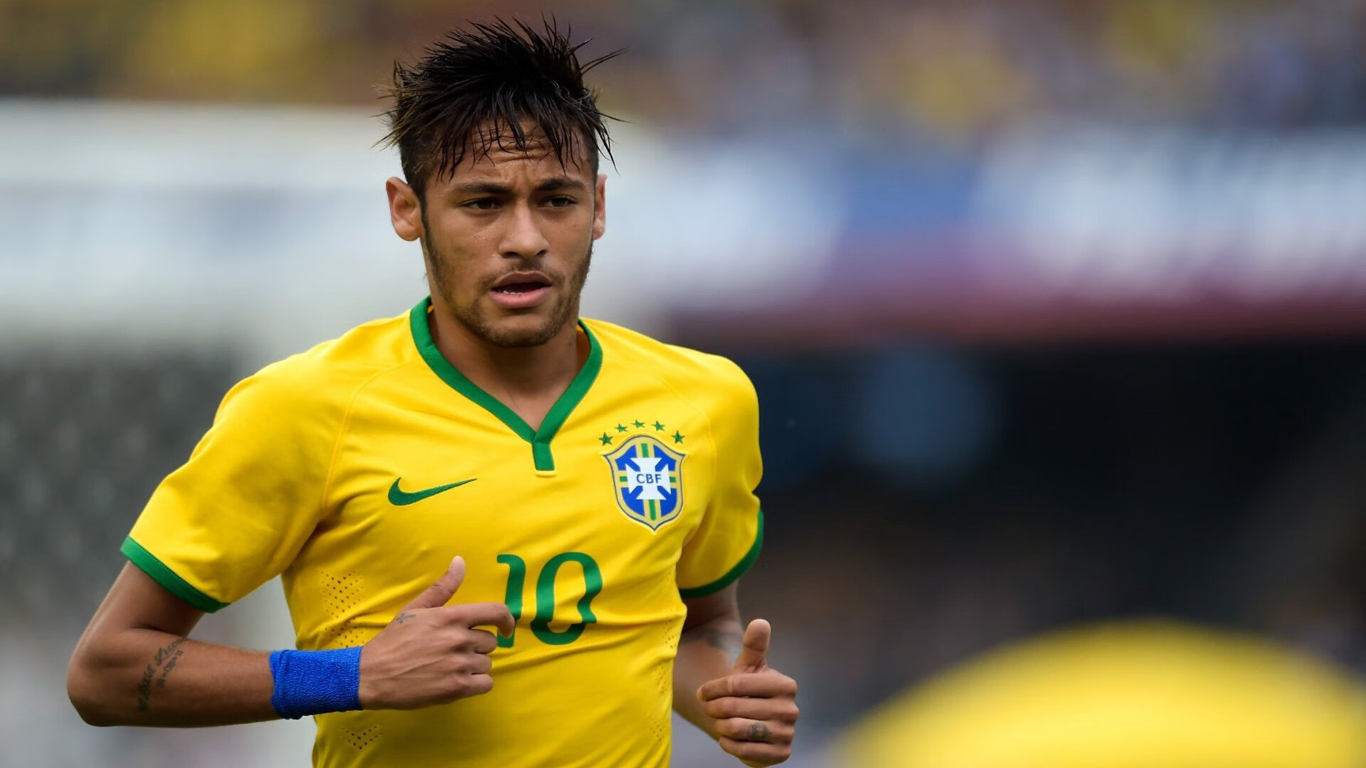 绿色足球袜成为新潮流，环保理念引领运动装备发展，绿色足球鞋